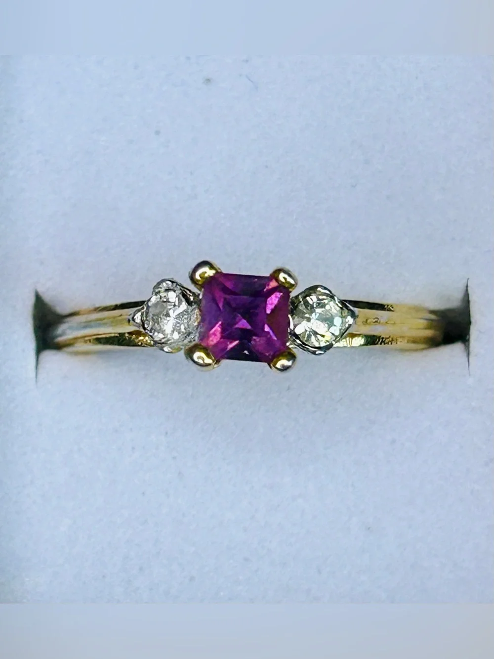 Vintage 18K HGE Purple Solitaire Ring with Clear Accent Stones (c. 1980s–1990s)